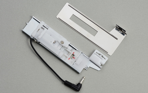 The buttonhole sewing presser foot contains a clamping plate