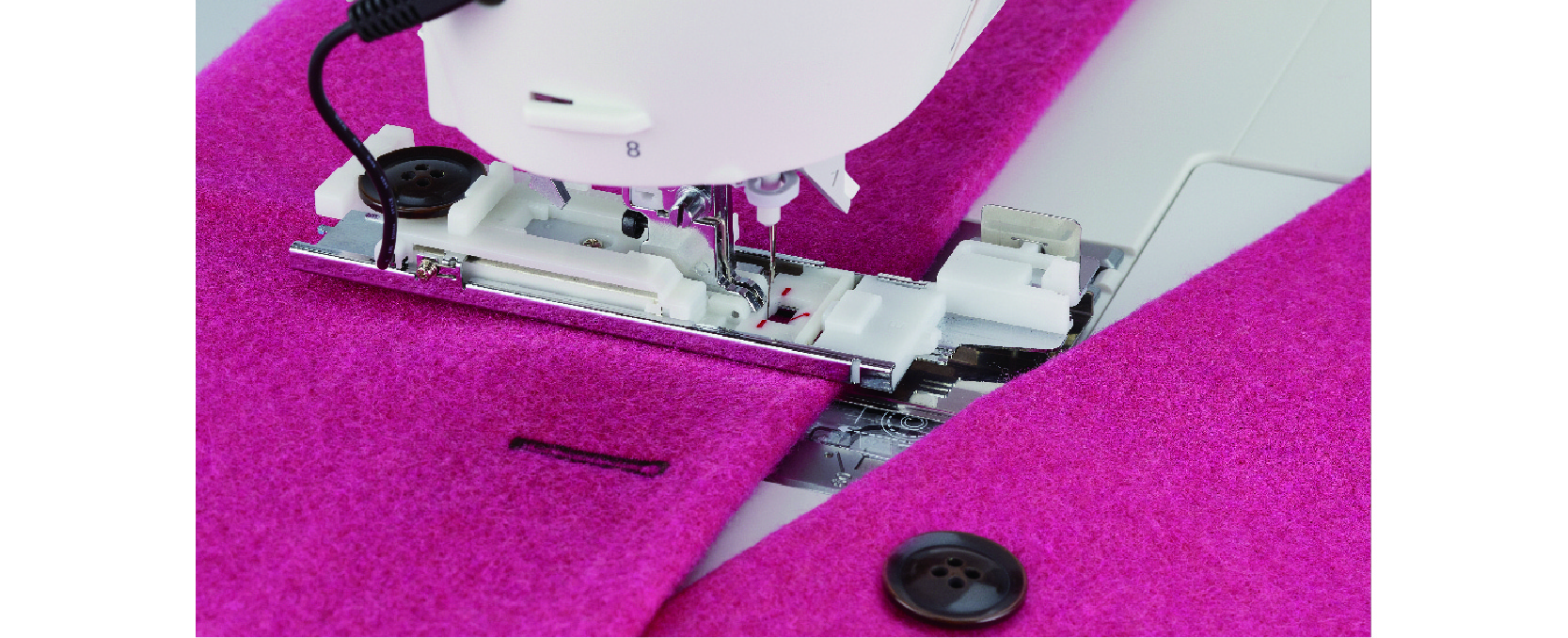 Buttonhole sewing with clamping plate and sensor