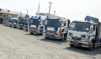 トラックが並ぶ駐車場